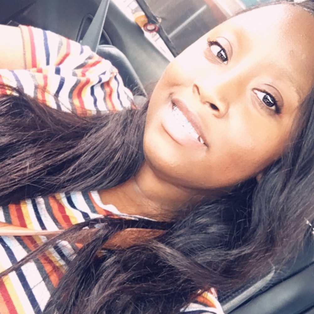 Meet your Posher, Mon'a